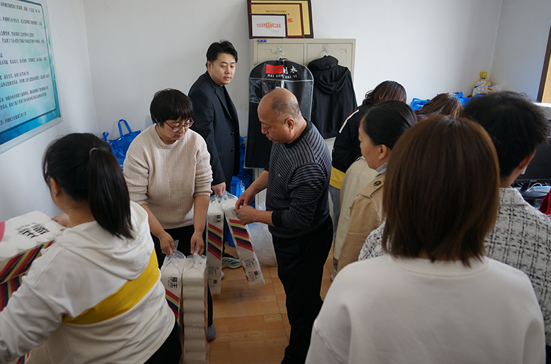 二公司發(fā)放勞動節(jié)生活用品